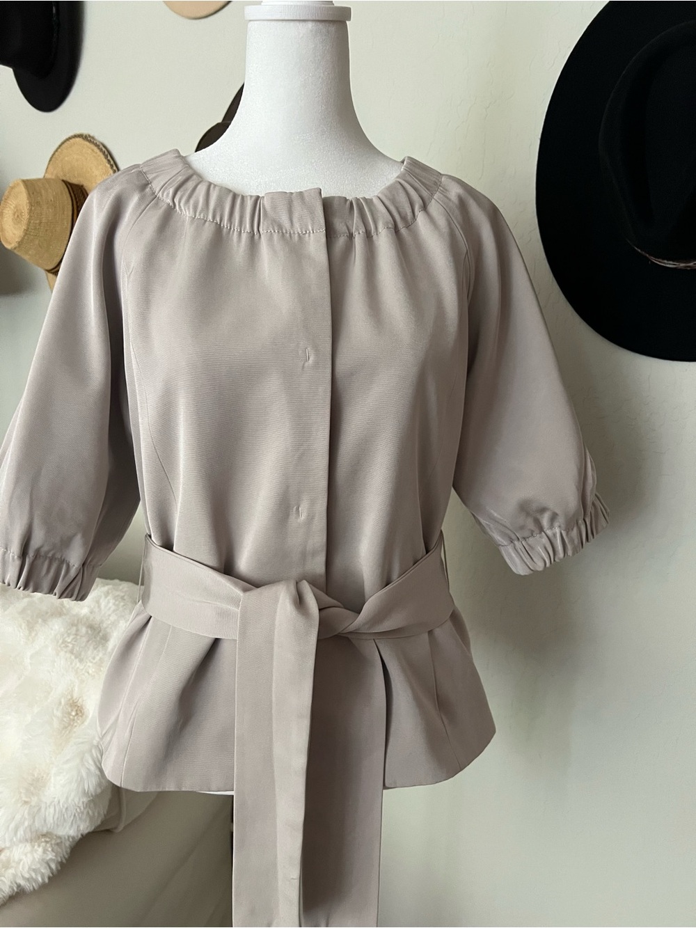 Banana Republic Belted Puff Sleeve Button Front Top Light Tan/Taupe “Roomy 6”